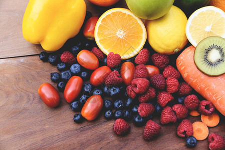 夏季健康食品许多成熟水果木制混合图片
