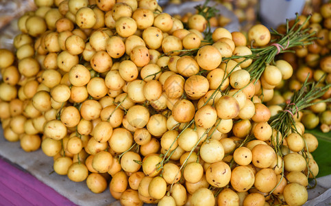 Rambeh水果在当地市场上出售的树脂图片
