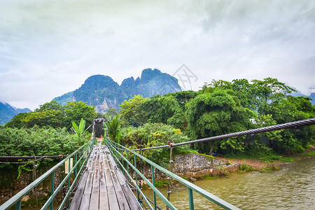 穿越VangViengLaos河的木环悬吊桥图片