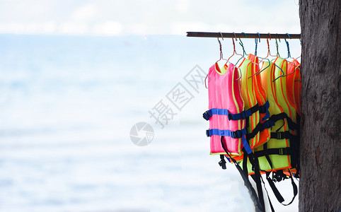 海背景人身穿衣线上挂在海背景人身上的生命夹克安全设备图片