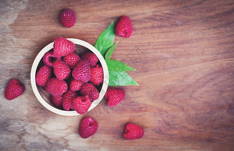 木碗中的草莓关闭红草莓果和绿叶顶部视图图片