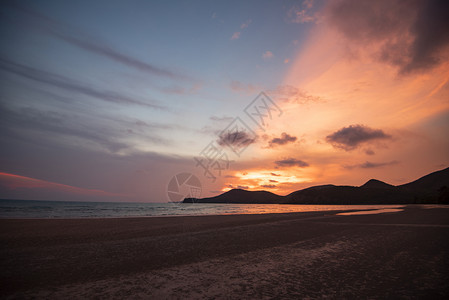 热带海上美丽的沙夏季热带海色彩多的橙和蓝天空山地背景图片