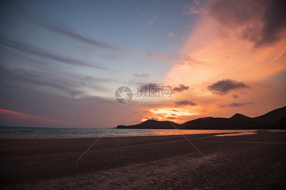 热带海上美丽的沙夏季热带海色彩多的橙和蓝天空山地背景图片