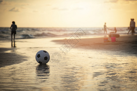 沙足球在海滩日落面背景踢足球图片