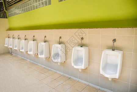 在公共厕所中用排在墙壁上的男人小便厕所排图片