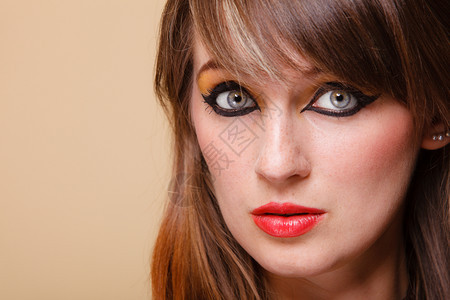 迷人的东方女孩完美的化妆品漂亮眼罩红唇的女人图片