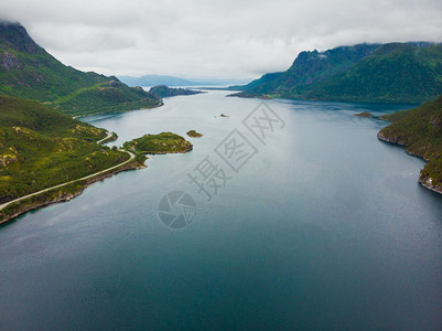 Fjord地貌挪威北部的Lofoten岛屿Hazy日超高气候挪威的Lofoten岛屿图片