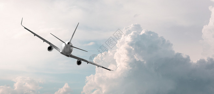 大型商用飞机在空中飞行图片