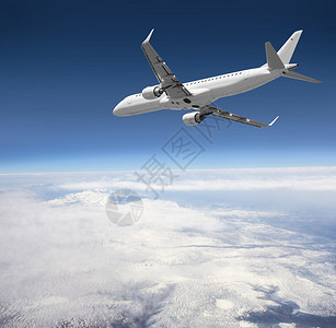 大型商用飞机在空中飞行图片