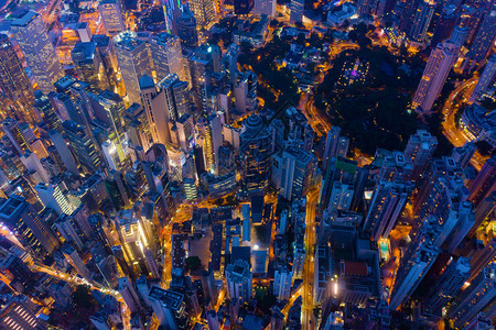 香港市心空最佳景象亚洲技术智能城市的金融区和商业中心夜间摩天大楼和高现代建筑的最高景象图片