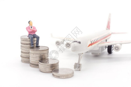 飞机模型旁边放着硬币和人偶高清图片