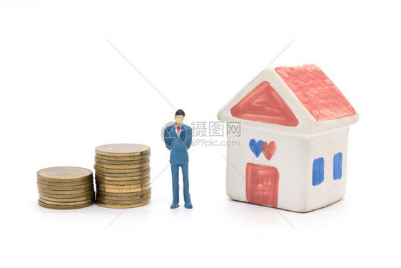 微型商人站在硬币和后面的房屋上储蓄和贷款概念图片