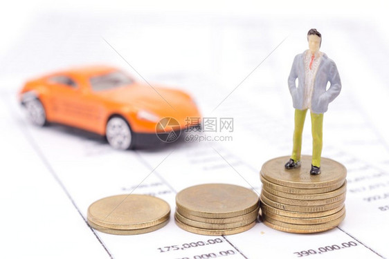 微型商人和纸币在声明后面的汽车上储蓄和贷款概念图片