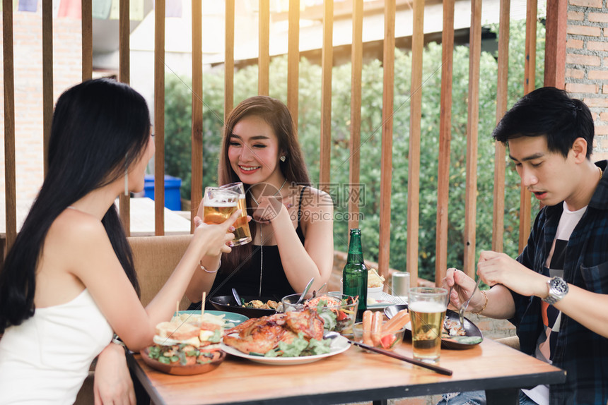 一群亚裔人在餐厅欢乐时节呼啤酒图片