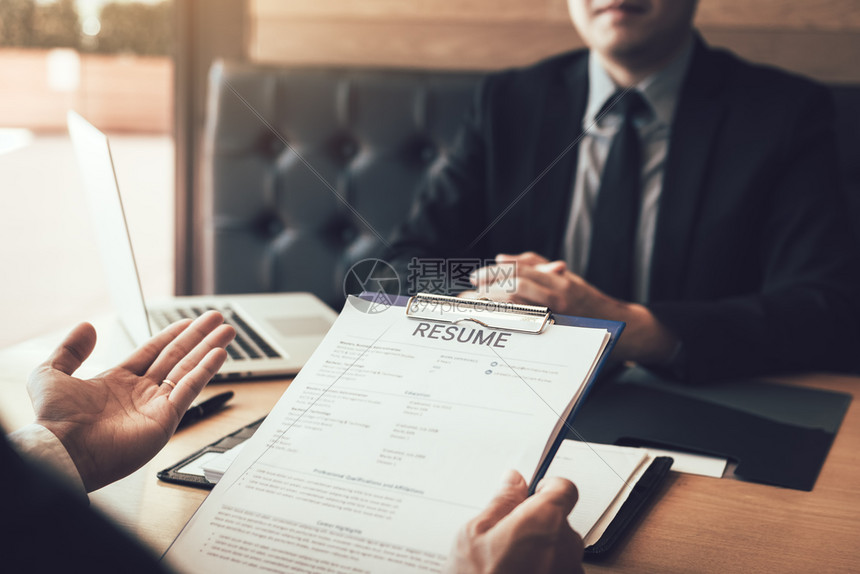 面试者正在向经理提交简历文件高清图片下载-正版图片305632827-摄图