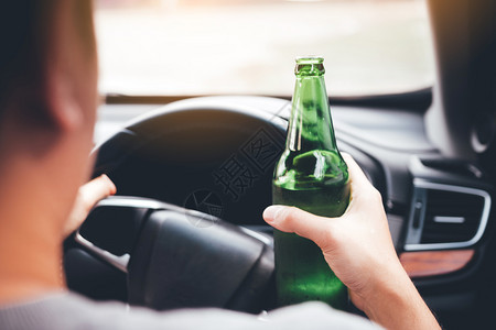 喝酒开车违反交通规则图片