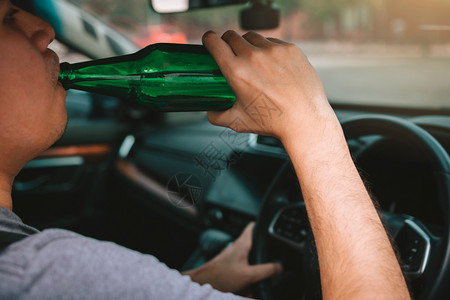 喝酒开车违反交通规则图片