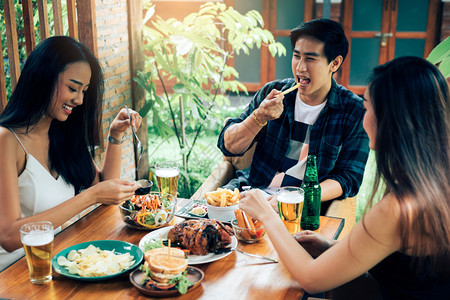 亚洲民众在餐厅欢乐时段呼啤酒图片