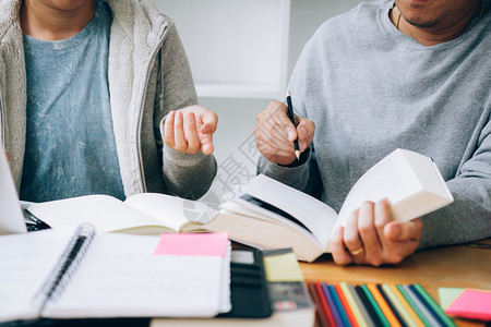 学生阅读教科书一起在图馆测试图片