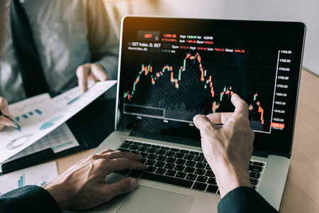 投资者指出膝上型计算机拥有投资信息股票市场和合作伙伴记录分析业绩数据图片