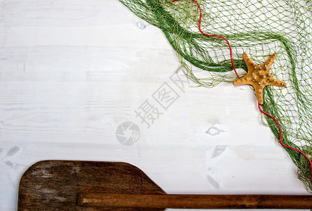 白色的木板顶上是一条有海星和桨的渔网有文字地方鱼网露台图片
