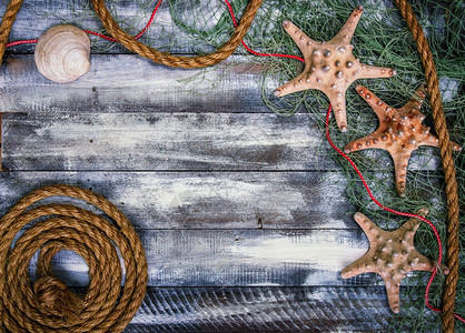 上面有一条海星的渔网上面有旧的油漆木板上面有海星的渔网文字地方鱼网井图片