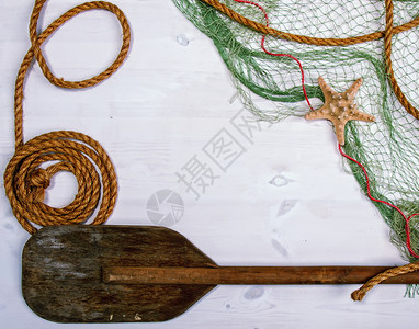 白色的木板顶上是一条有海星和桨的渔网有文字地方鱼网露台图片