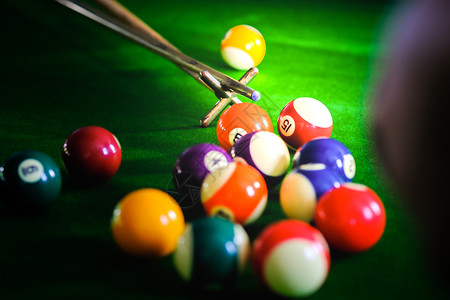 台球馆Billiard球绿色冰淇淋上多彩的螺旋球背景