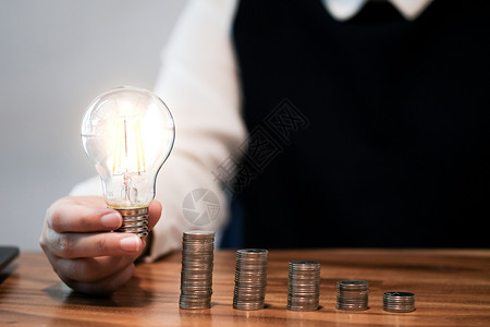 储蓄硬币的想法与投资灯泡概念思想和创新图片