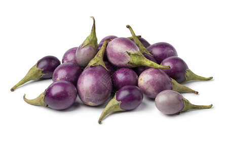 白色背景的鲜生紫色小型茄子图片