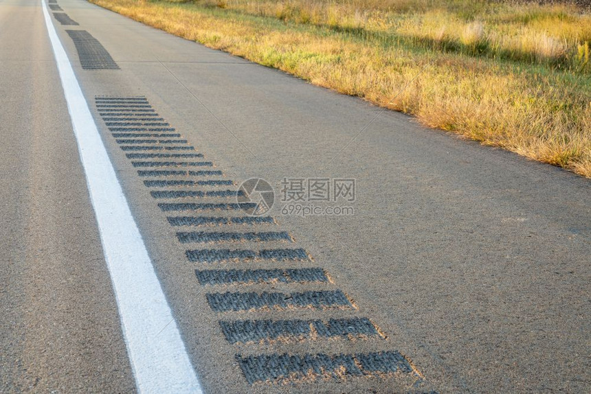 公路肩膀上的安全条以减少径流公路碰撞驾驶安全概念高清图片下载正版图片305634907摄图网