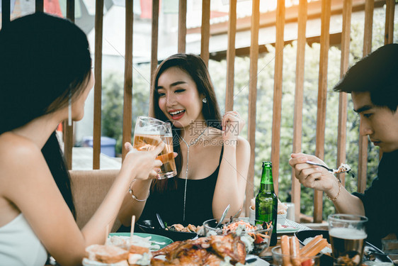 一群亚裔人在餐厅欢乐时节呼啤酒图片