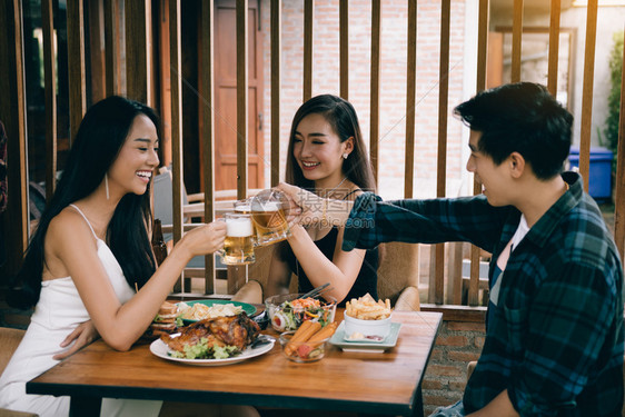 一群亚裔人在餐厅欢乐时节呼啤酒图片