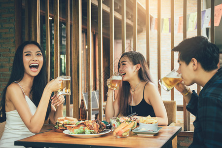 亚洲民众在餐厅欢乐时段呼啤酒图片