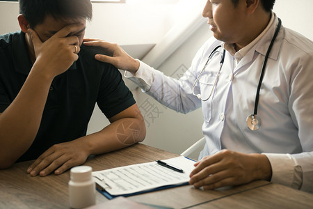 医生在将治疗结果通知病人后正在安慰病人背景图片