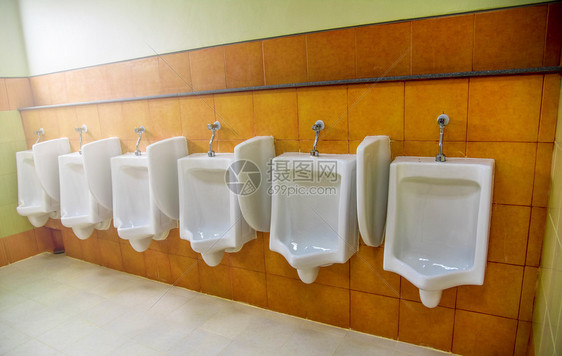 在公共厕所中墙壁上为男子修建的排尿厕所图片