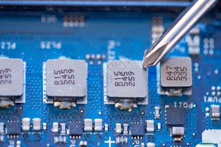 计算机电路板手和螺丝起子技术员正在修一个主机板图片