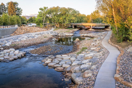 普德河和新建的白水公园位于科罗拉多州林斯堡市中心图片