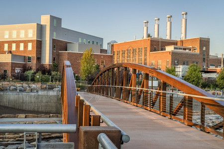 位于科罗拉多州立大学能源园区的科罗拉多州堡林斯罗拉多镇中心区新建白水公园的CachelaPoudre河上的大桥图片