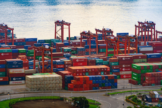 集装箱货运船在城市进出口业务和物流国际货进出口业务中的空观察由起重机在香港维多利亚向口运输图片