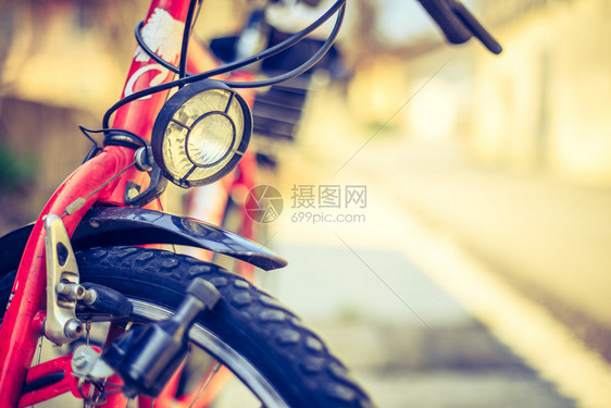 城市自行车头灯和模糊背景的正面照片图片