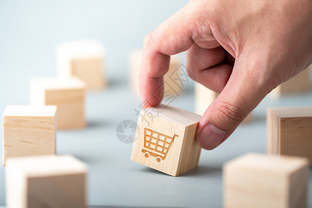 立方和计算机键盘上的商业营销和网上购物战略概念图标图片