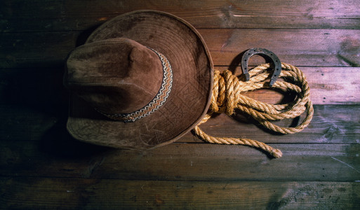 黑色木制背景最上观的黑木制背景牛仔帽和粗绳子图片