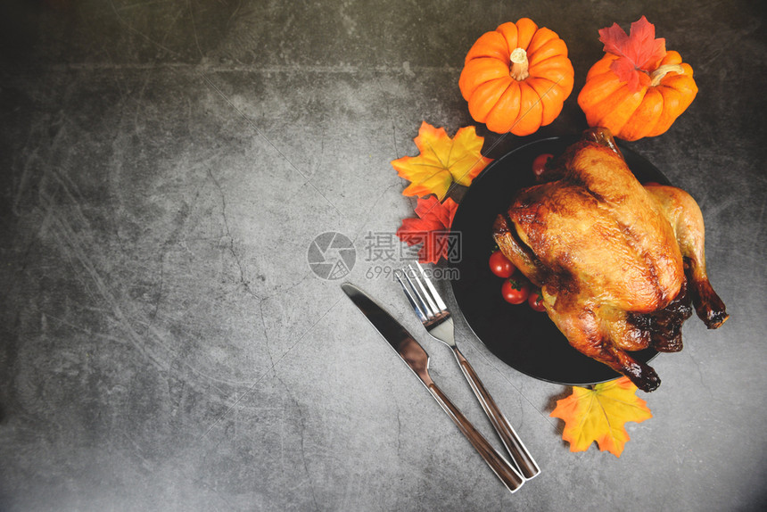 感恩节晚宴与火鸡和南瓜在节假日感恩餐桌上的晚餐图片