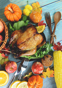 感恩节晚宴与火鸡蔬菜水果一同在节假日感恩餐桌上庆祝传统定餐或圣诞桌图片