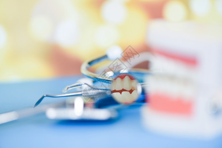 有假牙床和科卫生检查概念牙齿模型和口镜腔健康选择重点的牙科工具图片