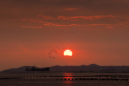 大太阳夏天海滩上的大日落天空背景背景