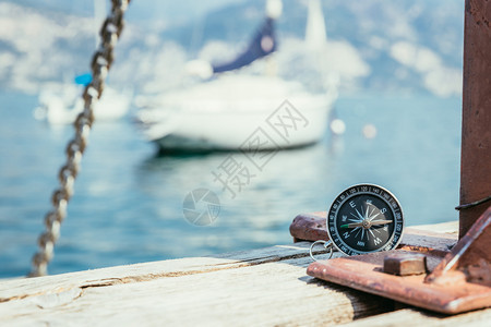 浮地木码头的游轮模糊背景的帆船图片