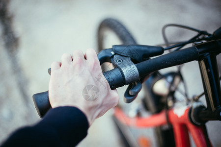 晨骑自行车手自行车把手栏和休息自行车修理背景模糊背景