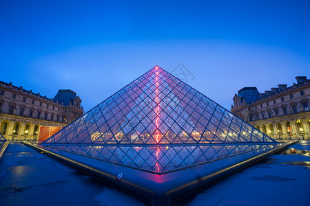 巴黎法国于2015年月日卢浮宫博物馆外这是巴黎最著名的博物馆之一图片